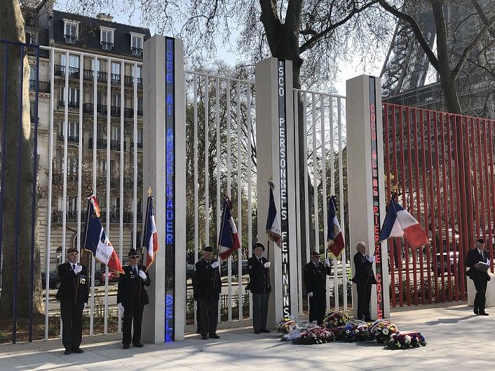 26 03 2022 memorial de la guerre d algerie paris porte drapeaux et gerbes